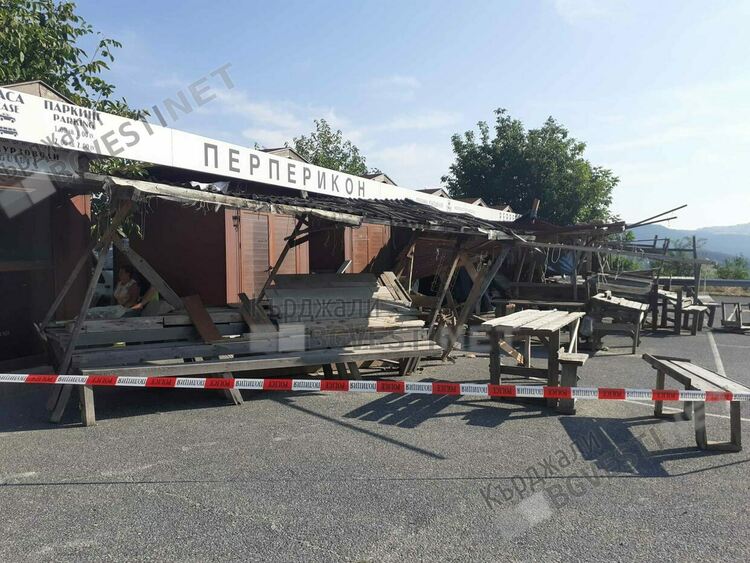 Потрошиха търговски павилиони в подножието на Перперикон