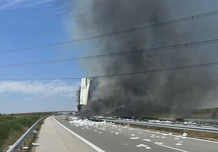 Магистрала „Марица“ остава затворена заради изгорелия тир, потече ток по мантинелата