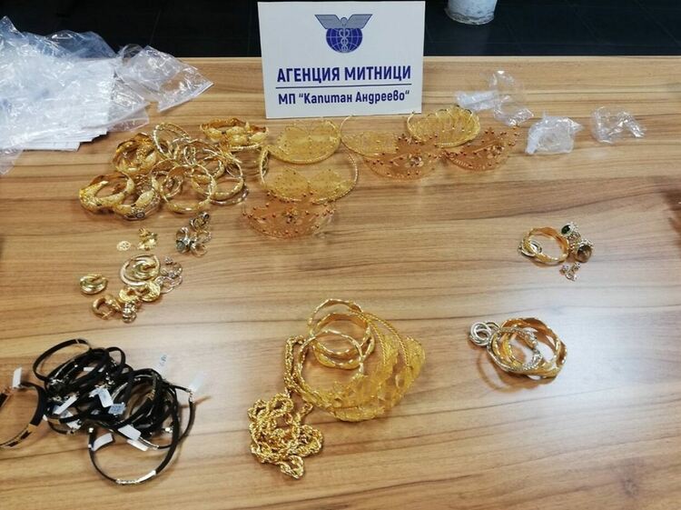  Контрабанда от златни бижута задържаха на МП "Капитан Андреево"