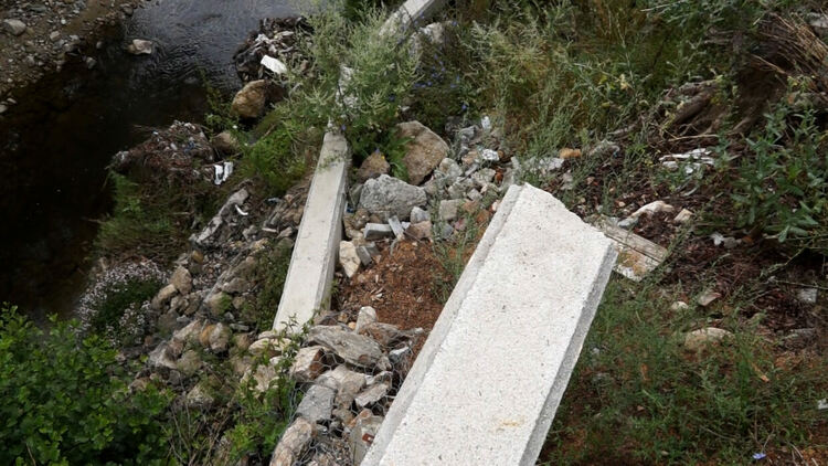 Жилищен блок и още няколко сгради са заплашени от срутване в реката в Рудозем