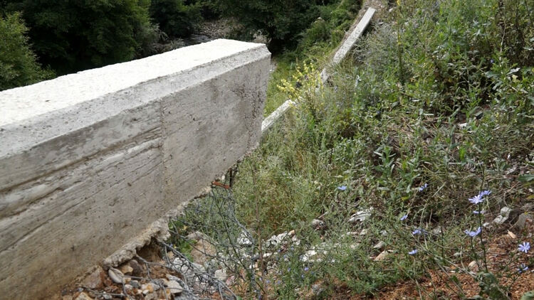 Жилищен блок и още няколко сгради са заплашени от срутване в реката в Рудозем