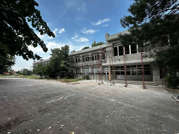 Ремонтните дейности на сградата на ОУ "Отец Паисий" в Мулдава текат по план