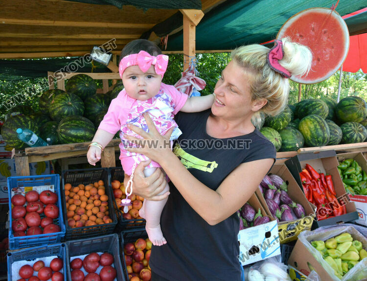 От шарени и бели патладжани до големи дини и пъпеши на крайпътния пазар между Хасково и Конуш
