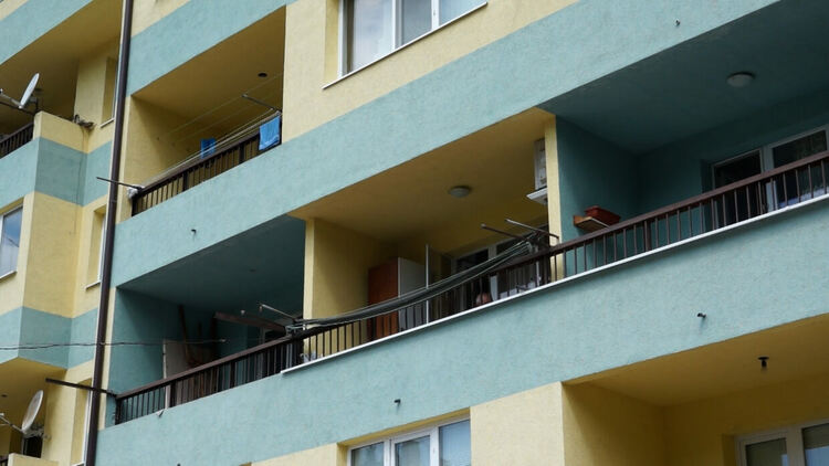 Жилищен блок и още няколко сгради са заплашени от срутване в реката в Рудозем