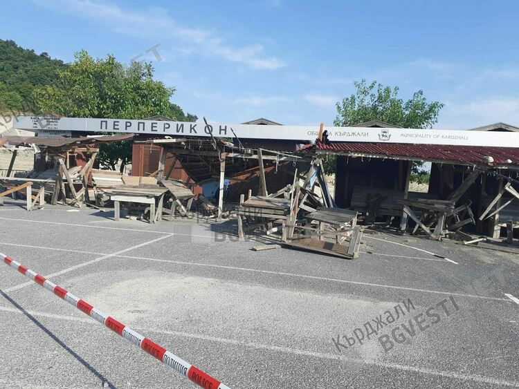 Задържаха двама 18-годишни за вандалската проява в подножието на Перперикон