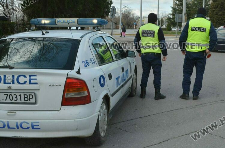 Хванаха 16-годишен за кражба на телефон, мъж потроши тоалетната на магазин