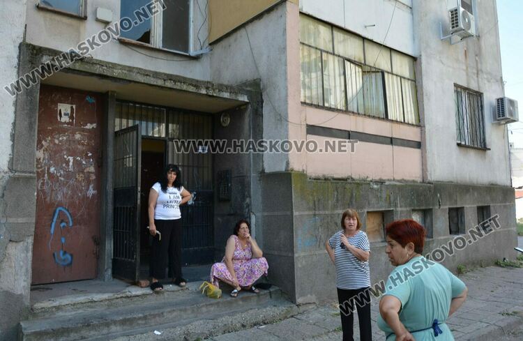 Смърдяща вода се излива по булевард „Васил Левски“ в Хасково