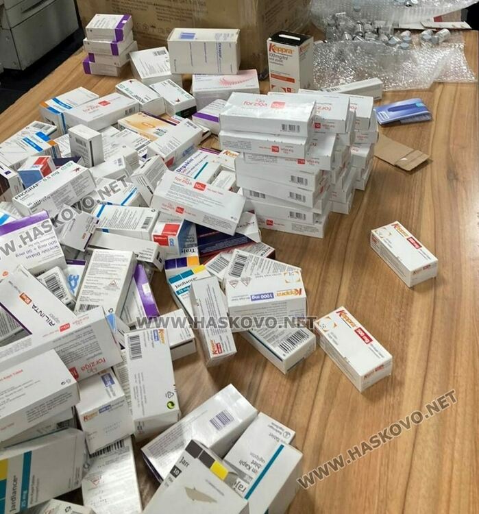 Спряха контрабанда на цигари и лекарства на Капитан Андреево, укрити в автобус