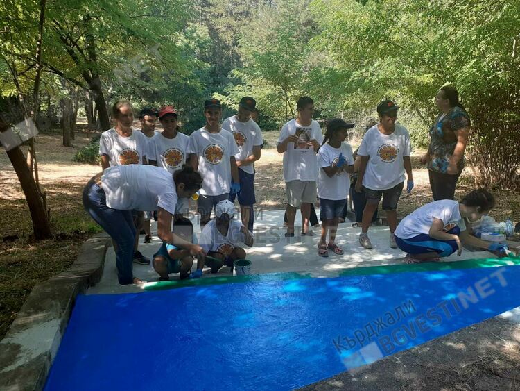 Обособиха алея на влюбените в „Простор“, децата от ДЦ „Надежда“ украсиха стълбите  