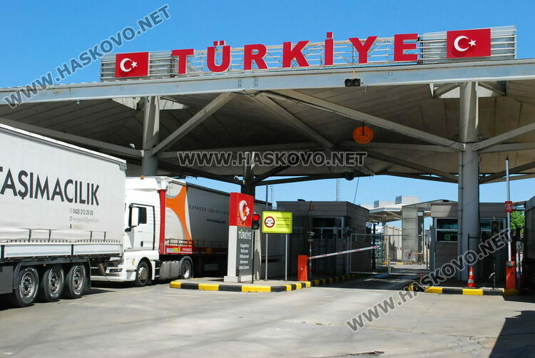 Спряха контрабанда на цигари и лекарства на Капитан Андреево, укрити в автобус