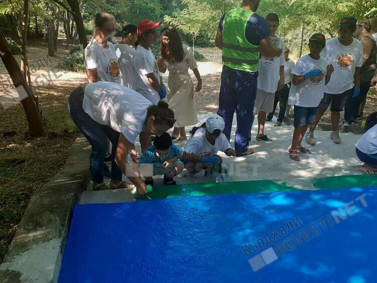 Обособиха алея на влюбените в „Простор“, децата от ДЦ „Надежда“ украсиха стълбите  