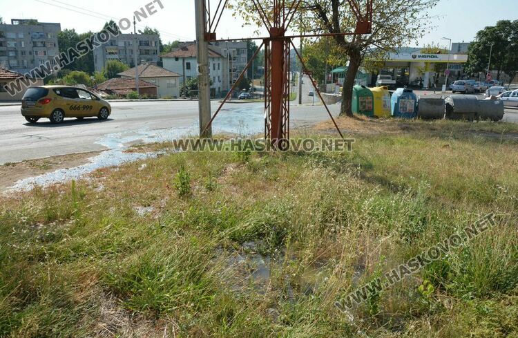 Смърдяща вода се излива по булевард „Васил Левски“ в Хасково