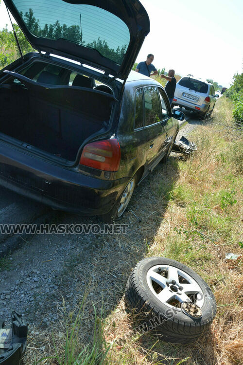 Водач пострада при катастрофа, слязъл да сменя спукана гума