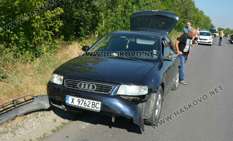 Водач пострада при катастрофа, слязъл да сменя спукана гума