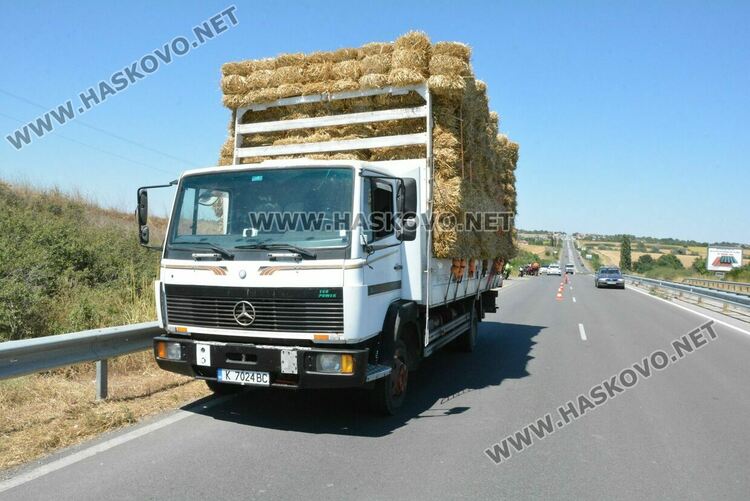 Баща и син с мотор пострадаха при удар в камион със слама