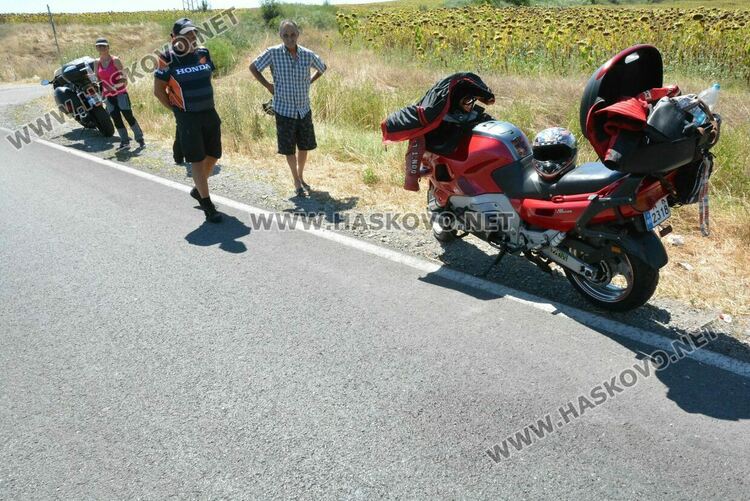 Баща и син с мотор пострадаха при удар в камион със слама