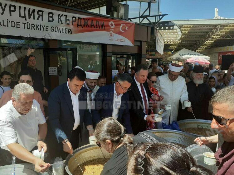 Отбелязаха Деня Ашуре за 17-ти път, раздадоха над 2500 порции  