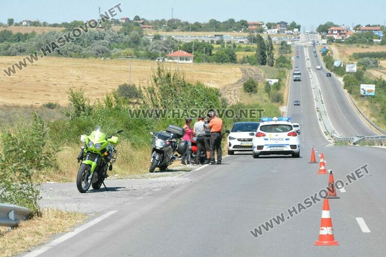 Баща и син с мотор пострадаха при удар в камион със слама