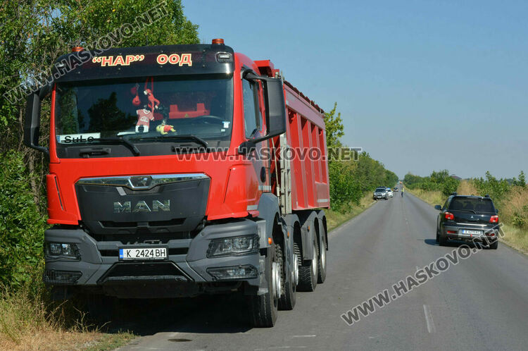 Водач пострада при катастрофа, слязъл да сменя спукана гума