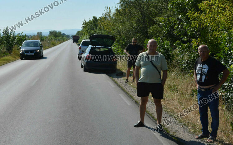 Водач пострада при катастрофа, слязъл да сменя спукана гума