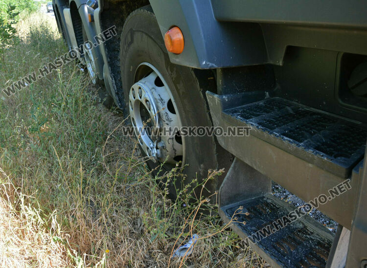 Водач пострада при катастрофа, слязъл да сменя спукана гума