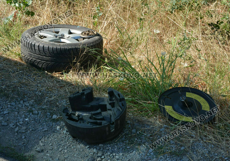 Водач пострада при катастрофа, слязъл да сменя спукана гума