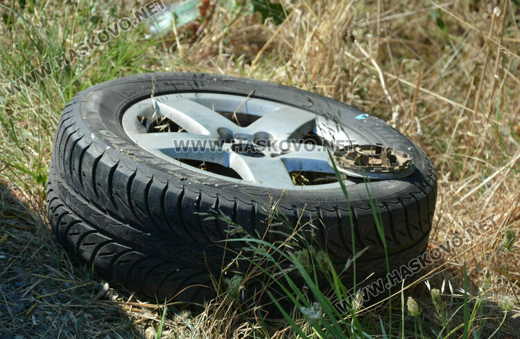 Водач пострада при катастрофа, слязъл да сменя спукана гума