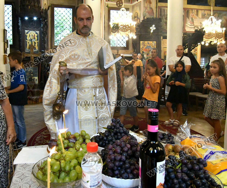 Тържествена литургия на Преображение Господне и освещаване на първото грозде в Хасково