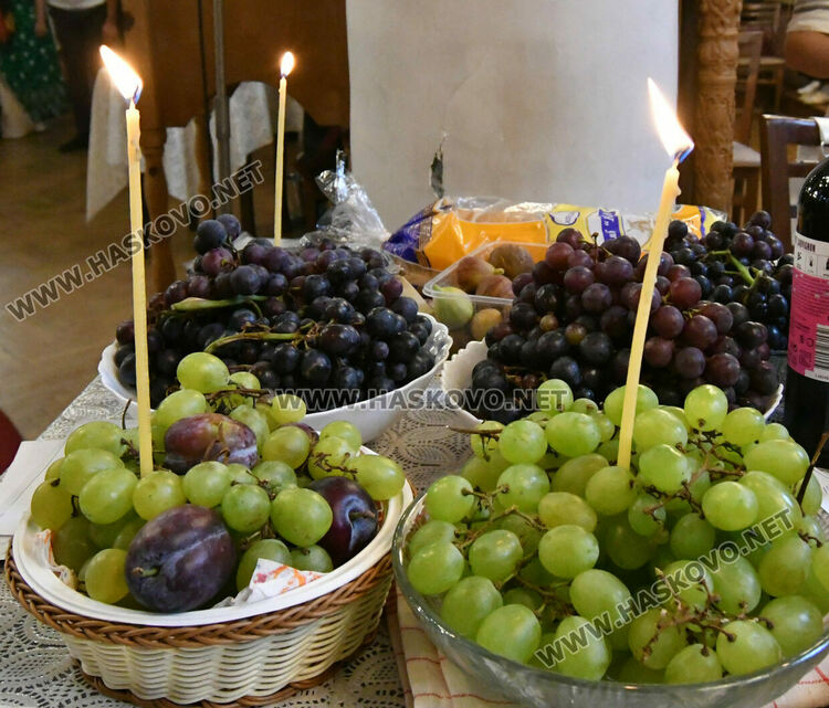 Тържествена литургия на Преображение Господне и освещаване на първото грозде в Хасково