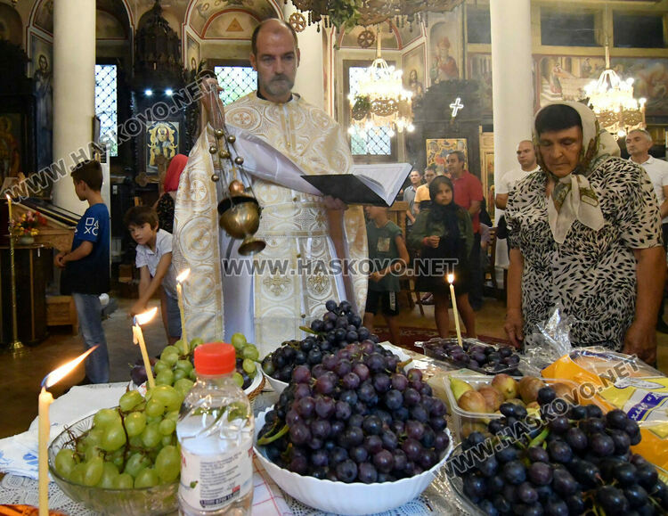 Тържествена литургия на Преображение Господне и освещаване на първото грозде в Хасково