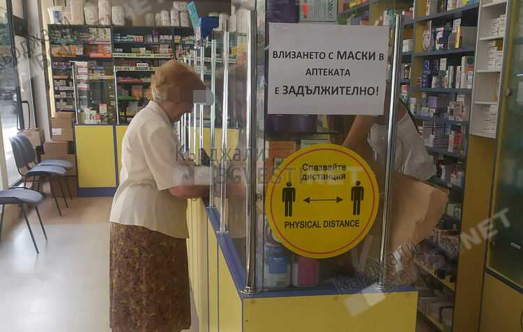 Година след отмяната на извънредната епидемиологична обстановка,надписи напомнят за Ковид пандемията в Кърджали