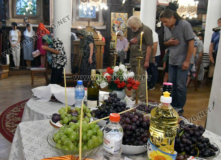Тържествена литургия на Преображение Господне и освещаване на първото грозде в Хасково