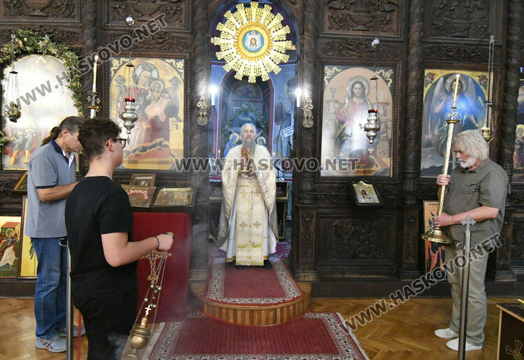 Тържествена литургия на Преображение Господне и освещаване на първото грозде в Хасково