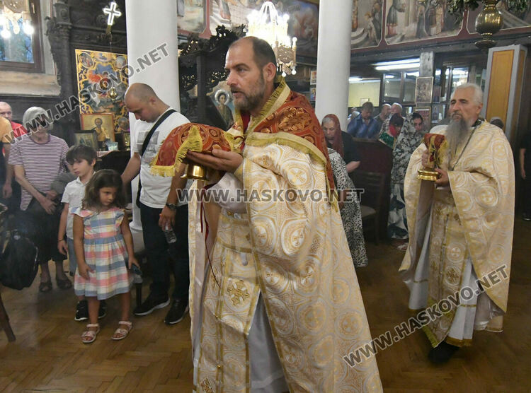 Тържествена литургия на Преображение Господне и освещаване на първото грозде в Хасково