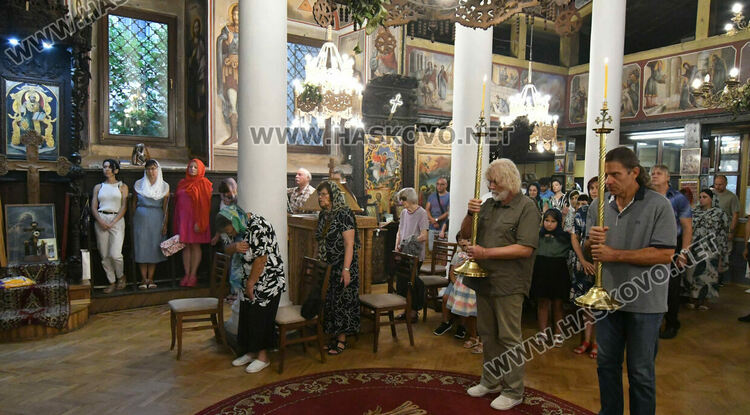 Тържествена литургия на Преображение Господне и освещаване на първото грозде в Хасково