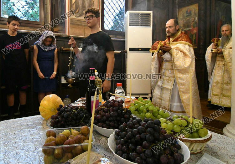 Тържествена литургия на Преображение Господне и освещаване на първото грозде в Хасково