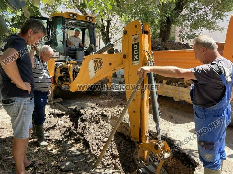 Теч от спукан водопровод наводни улица „Георги Кирков“ в Хасково