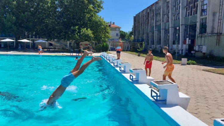 Общинският открит басейн в Кърджали отвори врати,навалица от деца