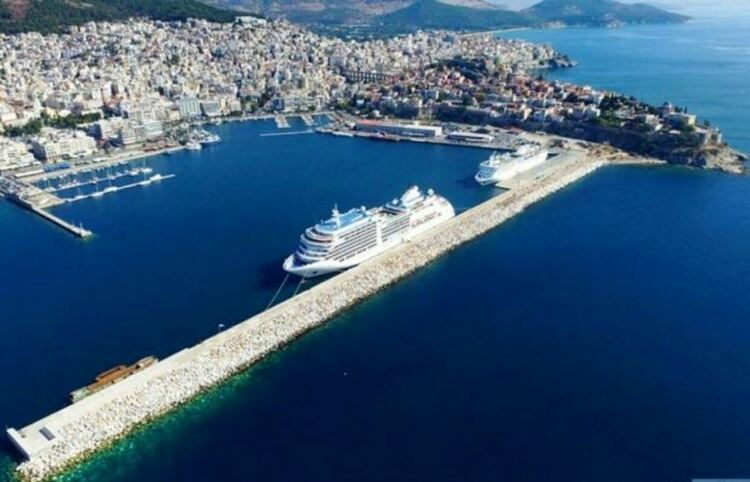 Българин свали гръцкото знаме в Кавала и опита да сложи българското