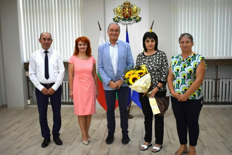 Директорите на две детски градини бяха изпратени с плакет и благодарности