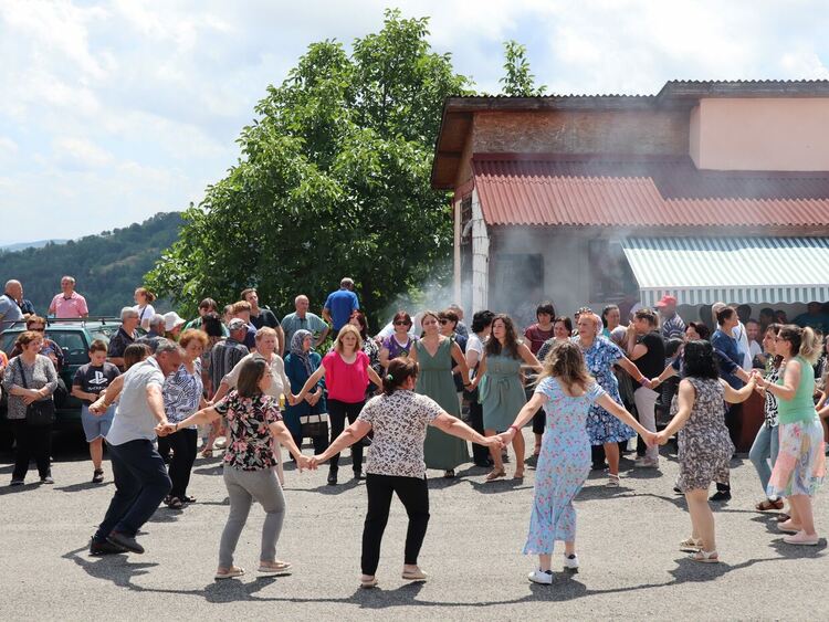 Празникът на Горно Прахово събра на едно място майки, бащи, дъщери, синове, внуци и правнуци