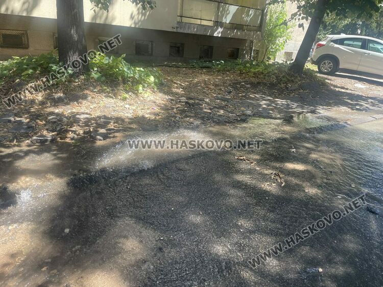 Теч от спукан водопровод наводни улица „Георги Кирков“ в Хасково