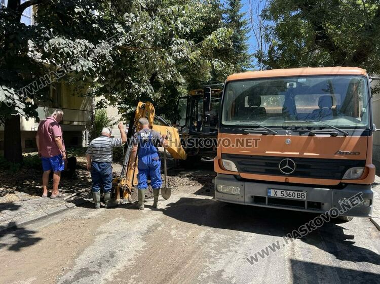 Теч от спукан водопровод наводни улица „Георги Кирков“ в Хасково
