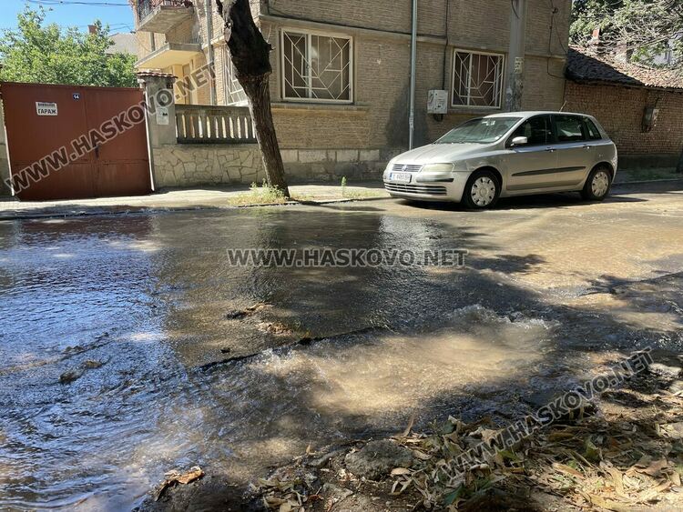 Теч от спукан водопровод наводни улица „Георги Кирков“ в Хасково