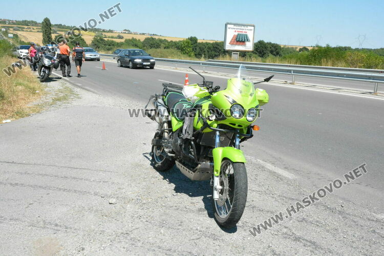 С опасност за живота е един от пострадалите мотористи, камионът му засякъл пътя