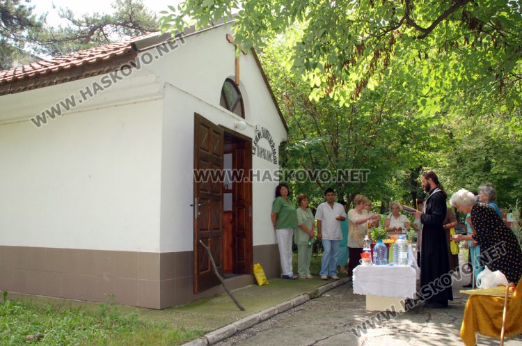 Задържаха двама за кражба на икони и пари от параклиса в МБАЛ – Хасково