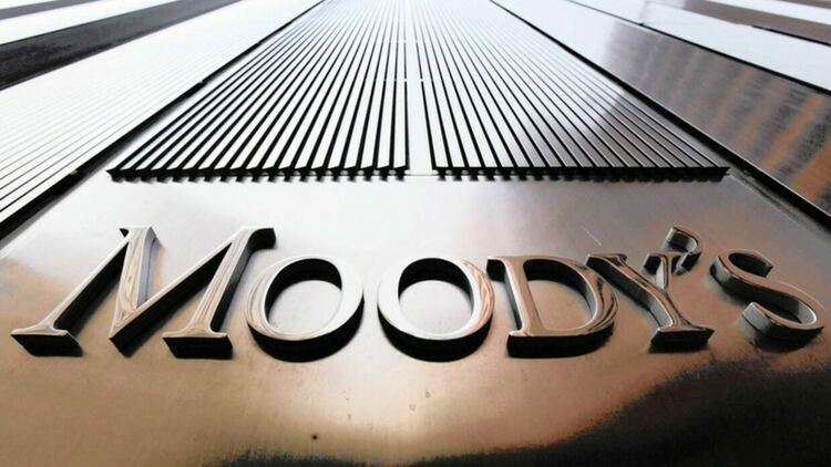 Moody’s понижи рейтинга на малки и средни американски банки и предупреди големите