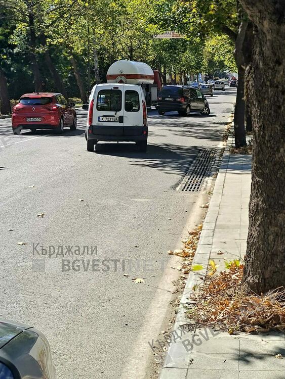  Катастрофа с огънати ламарини пред агроцентъра в Кърджали,трафикът е затруднен