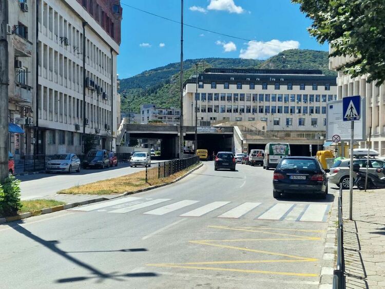 Затварят за преминаване част от тунела до пощата