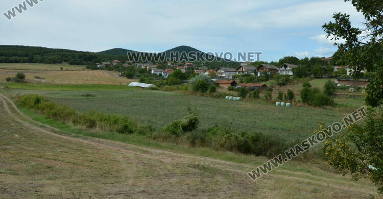 Започна разчистването на терена около гробницата край с.Текето